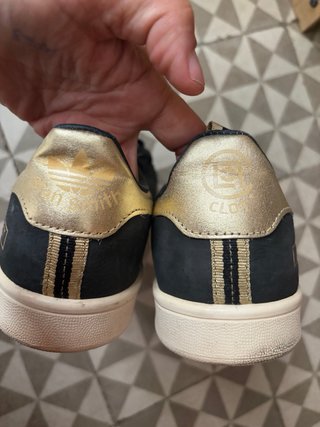 Zapatillas Adidas Negras y Doradas