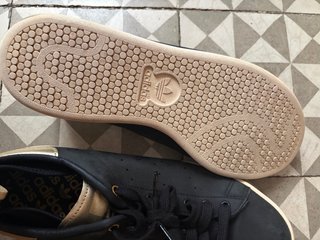 Zapatillas Adidas Negras y Doradas