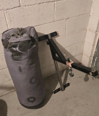 Saco de boxeo gris con soporte