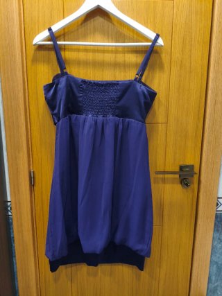 Vestido morado con flor