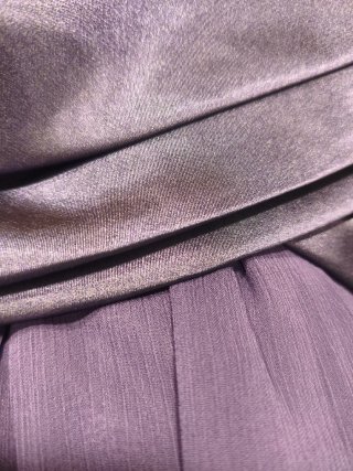 Vestido morado con flor
