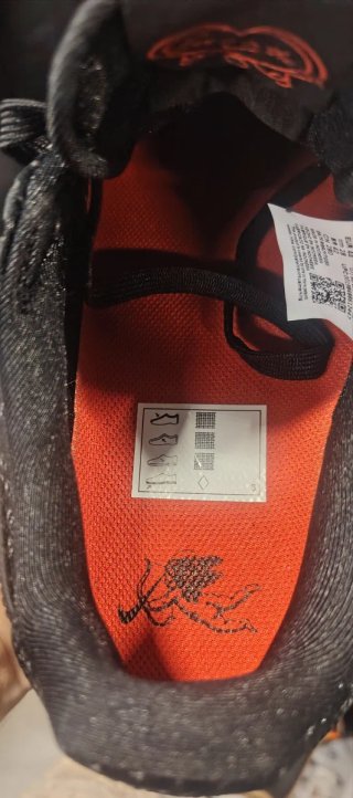 Nike Air Force 1 Retro T.44 más zapas en el perfiL