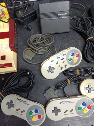 Lote Nintendo Famicom con mandos y accesorios