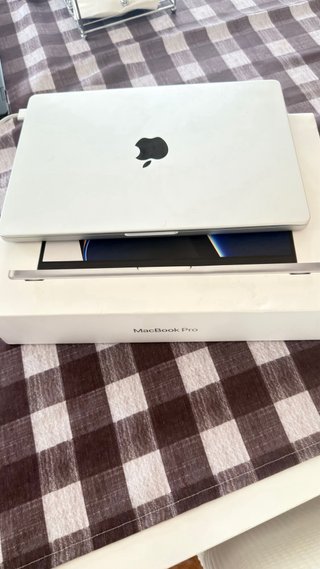 MacBook Pro 14 2021 M1 Max 64GB RAM 8TB