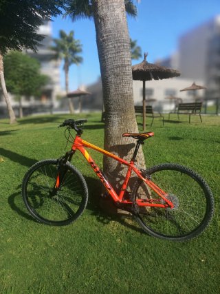 Bicicleta MTB color naranja y amarillo