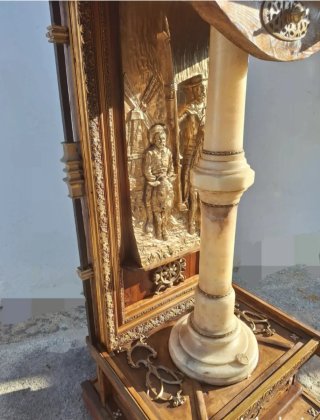 Atril de madera con dorados