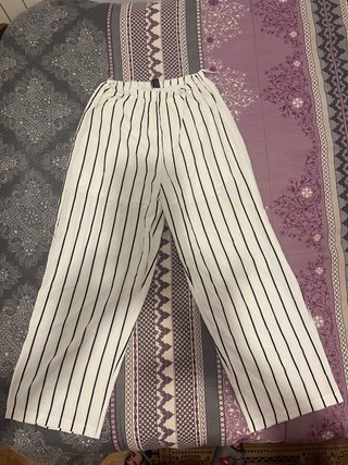 Pantalones blancos y negros a rayas