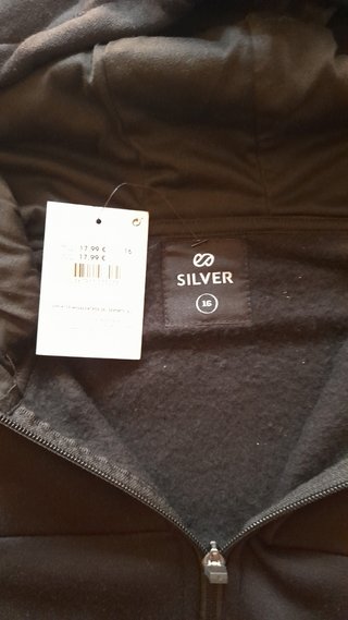 Chaqueta T16 negra con capucha y cremallera