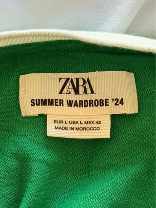 Camiseta verde Zara con texto