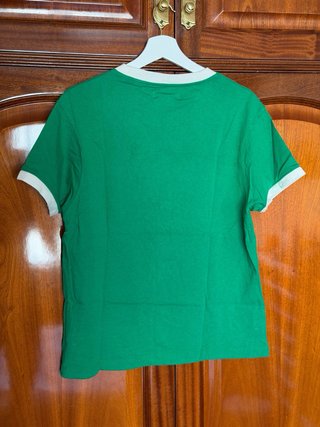Camiseta verde Zara con texto