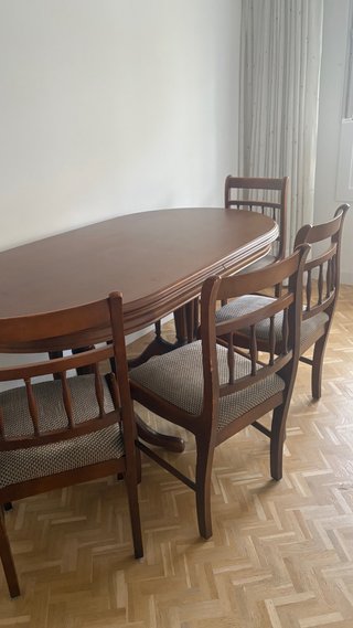 Mesa de comedor y 4 sillas de madera
