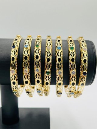 SEMANARIO PERFORADO CON PIEDRAS DE COLORES.Oro 18K