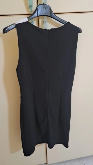 Abito tubino nero e bianco smanicato collo drappeg