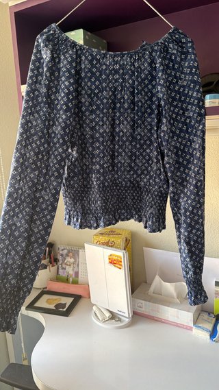 Blusa corta azul estampada