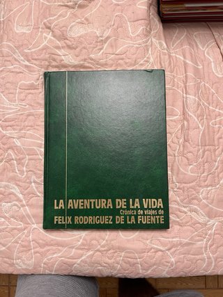 Colección de libros y VHS de fauna.