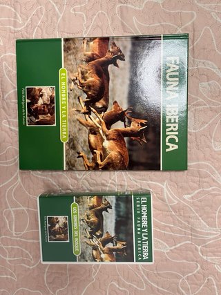 Colección de libros y VHS de fauna.