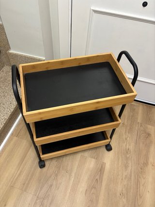 Carrito de bambú y metal con ruedas