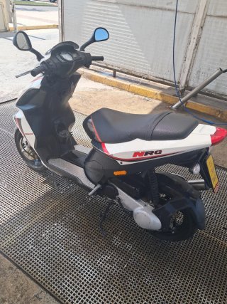 Piaggio NRG Scooter Roja y Blanca