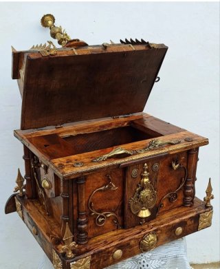 Cofre Madera y Bronce Decorado