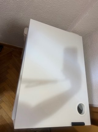 Escritorio blanco con cajón