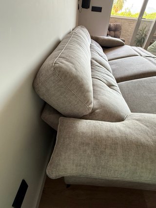 Sofá de tela beige y gris