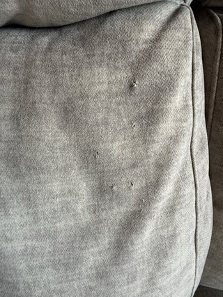 Sofá de tela beige y gris