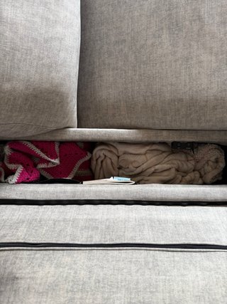 Sofá de tela beige y gris