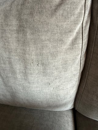 Sofá de tela beige y gris