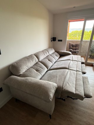 Sofá de tela beige y gris