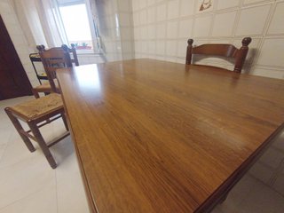Mesa de cocina de madera con sillas