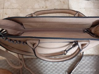 Bolso piel sintética beige con correa