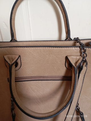 Bolso piel sintética beige con correa