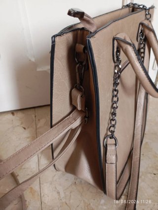 Bolso piel sintética beige con correa