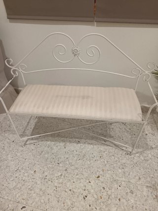 Banca de forja blanca con cojín