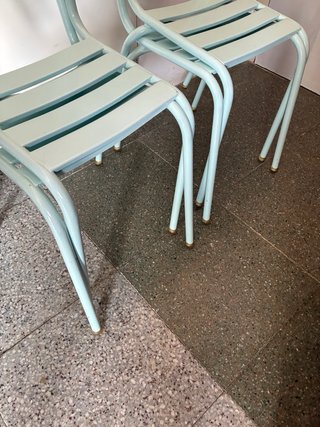 Sillas de metal color azul