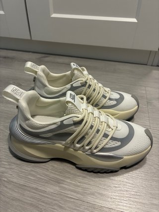 Zapatillas Steve Madden Boost Up grises y blancas
