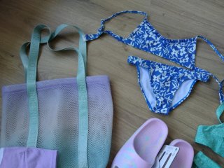 Lote Ropa Verano Niña: Bikini, Camiseta, Chanclas.