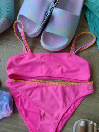 Lote Ropa Verano Niña: Bikini, Camiseta, Chanclas.