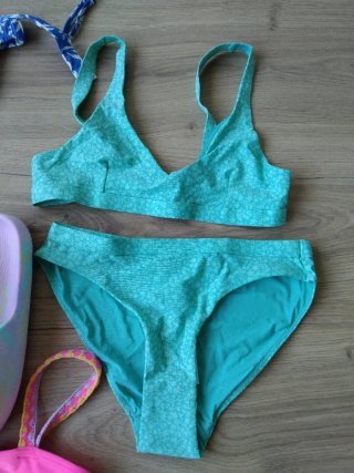 Lote Ropa Verano Niña: Bikini, Camiseta, Chanclas.