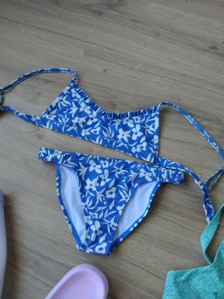 Lote Ropa Verano Niña: Bikini, Camiseta, Chanclas.