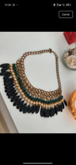 Collar llamativo con cuentas verdes y negras