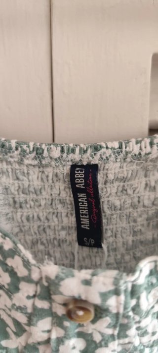 Blusa verde con estampado floral