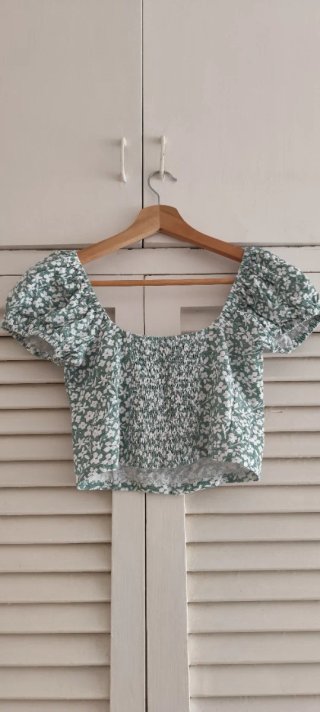 Blusa verde con estampado floral