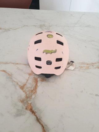 Casco infantil rosa con pegatinas