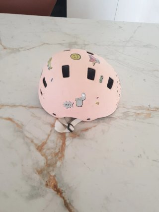 Casco infantil rosa con pegatinas