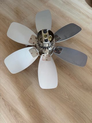 Ventilador de techo con luz. Palas reversibles.