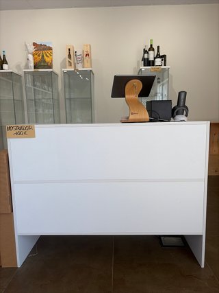 Mostrador de tienda blanco