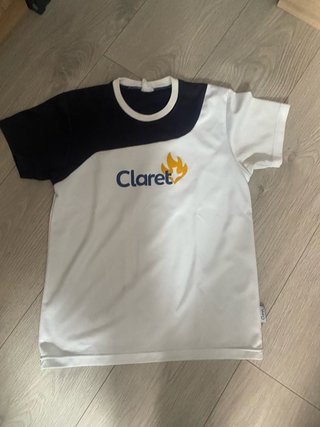 Camiseta Claret con logo y llama