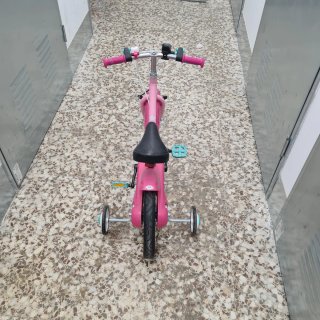 Bicicleta infantil rosa con ruedines