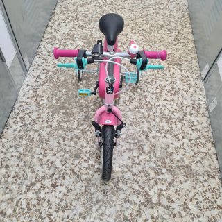 Bicicleta infantil rosa con ruedines